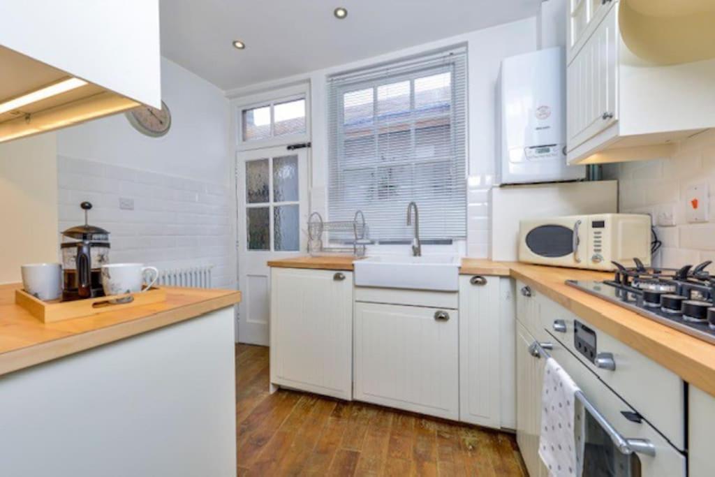 Victorian Townhouse - Stamford Centre - 2 Big Bedrooms, Living Room Kitchen Etc Tastefully Decorated ภายนอก รูปภาพ
